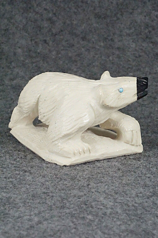 Bear Zuni Fetish Carving - Derrick Kaamasee