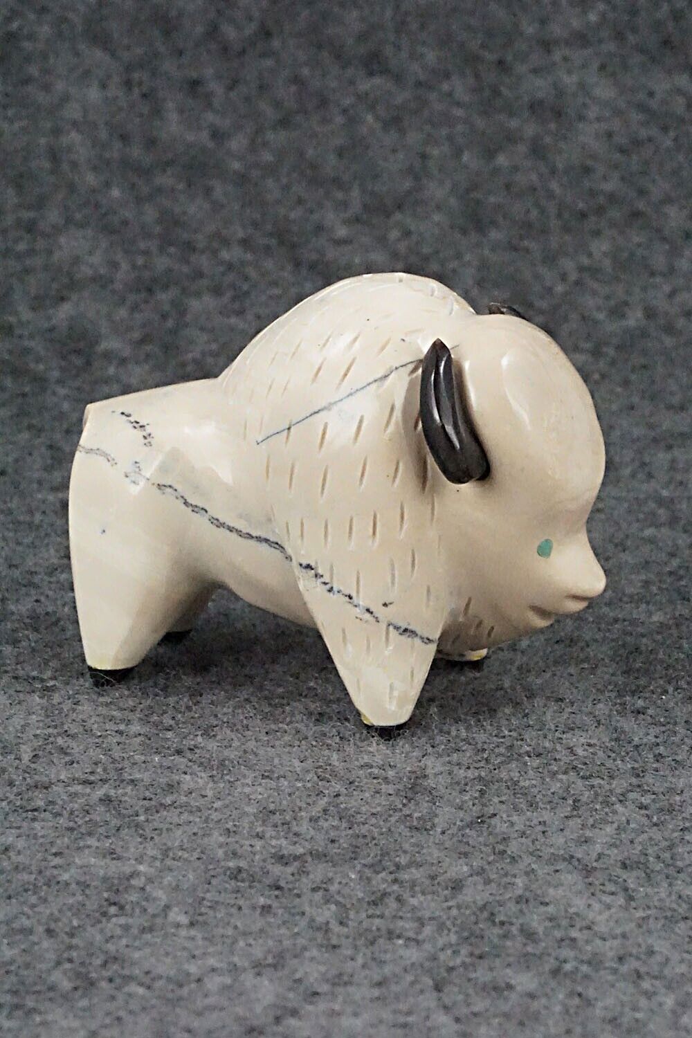Buffalo Zuni Fetish Carving - Enrike Leekya