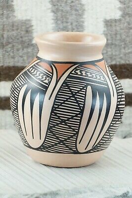 Hopi Pottery - A. Yesslith