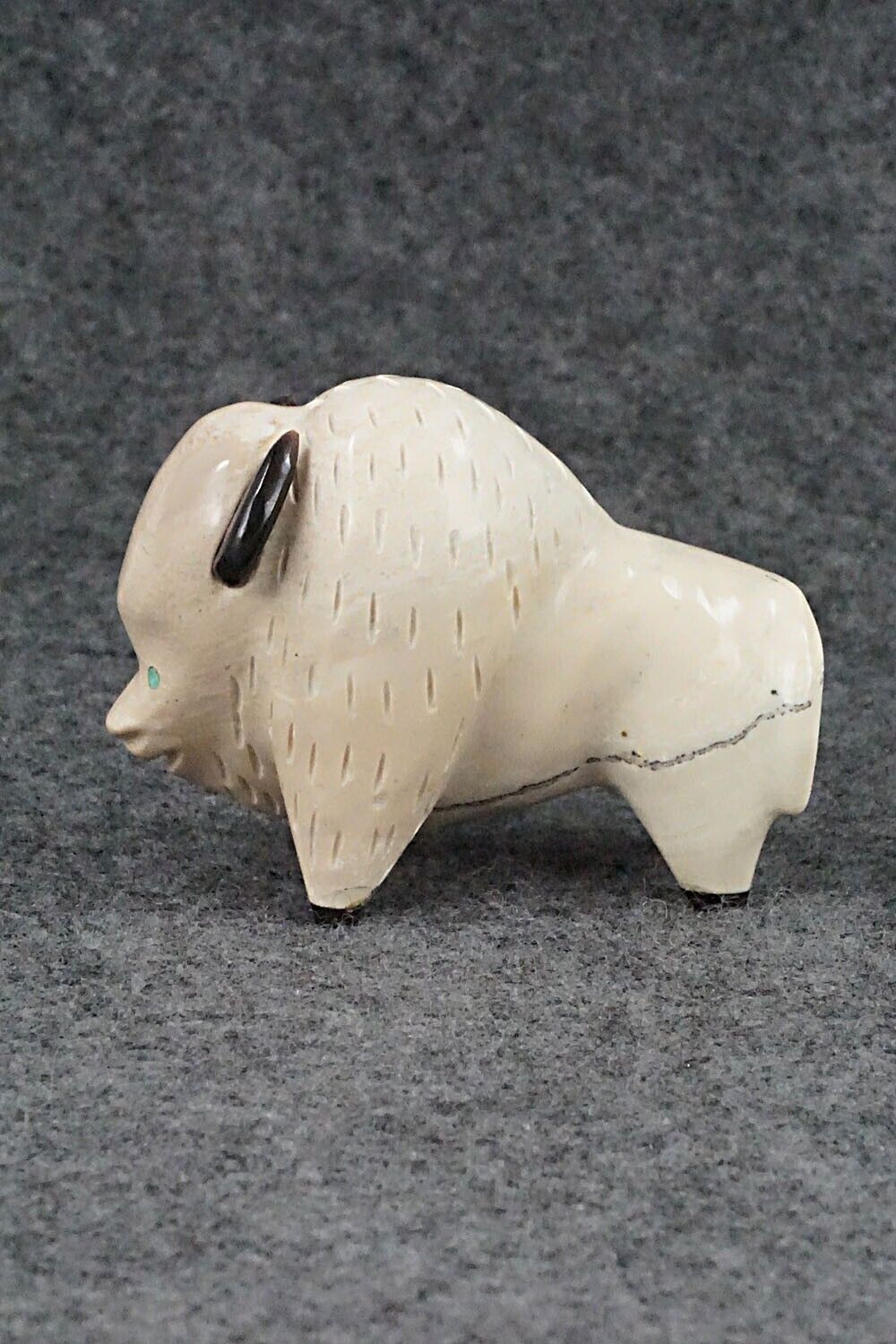 Buffalo Zuni Fetish Carving - Enrike Leekya