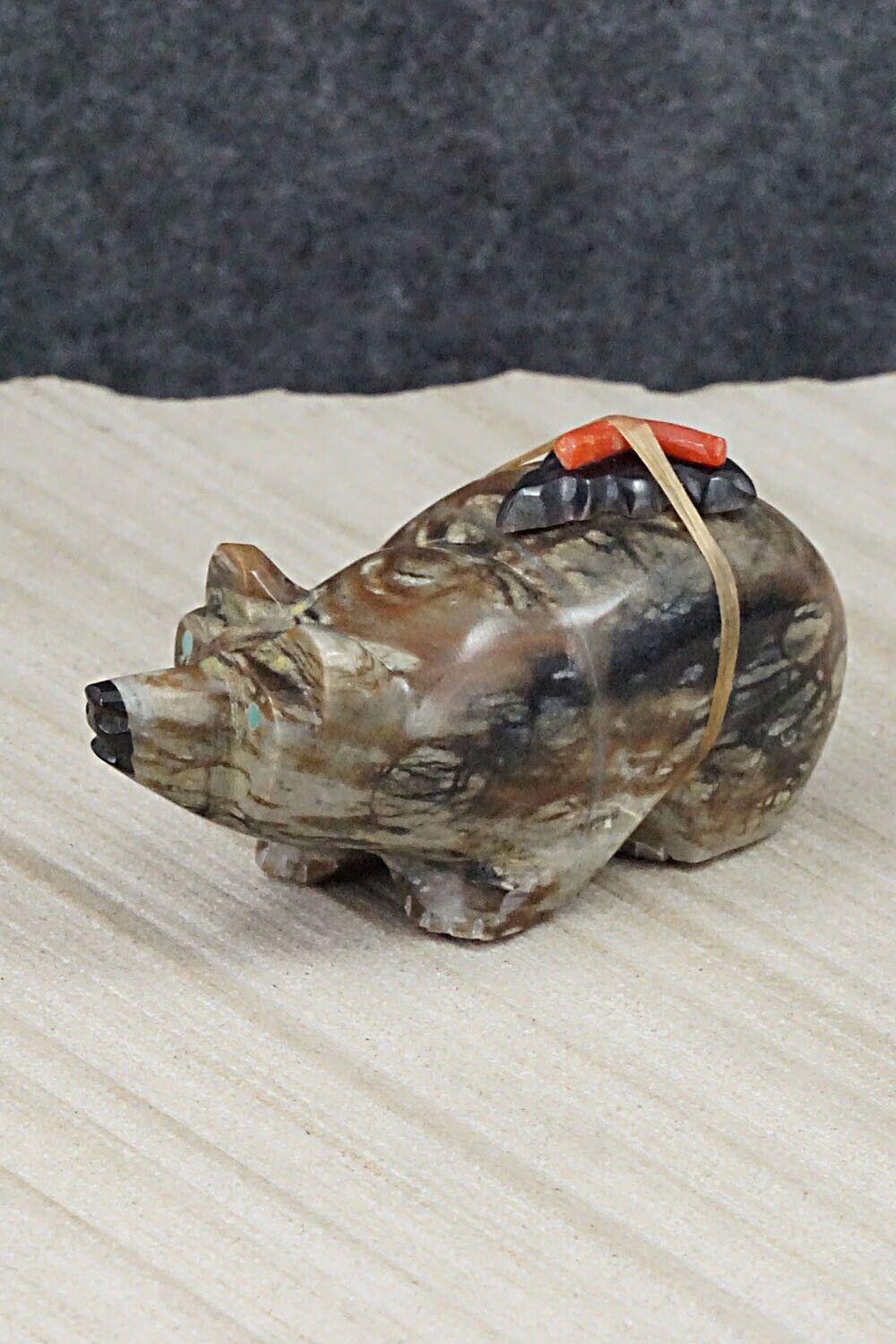 Bear Zuni Fetish Carving - Enrike Leekya