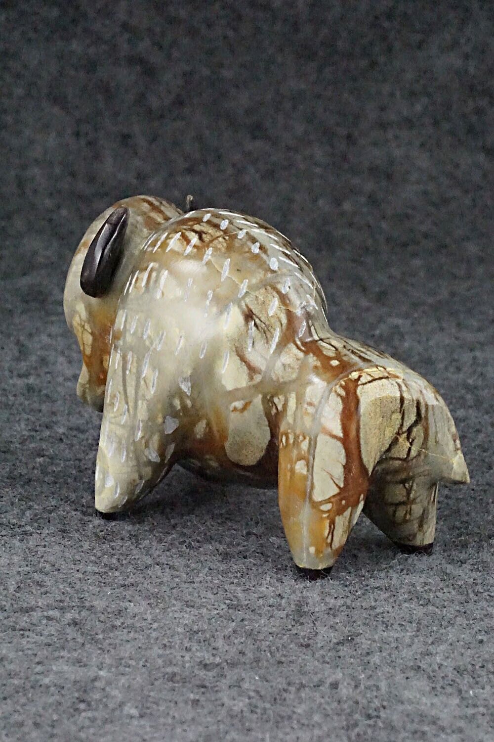 Buffalo Zuni Fetish Carving - Enrike Leekya