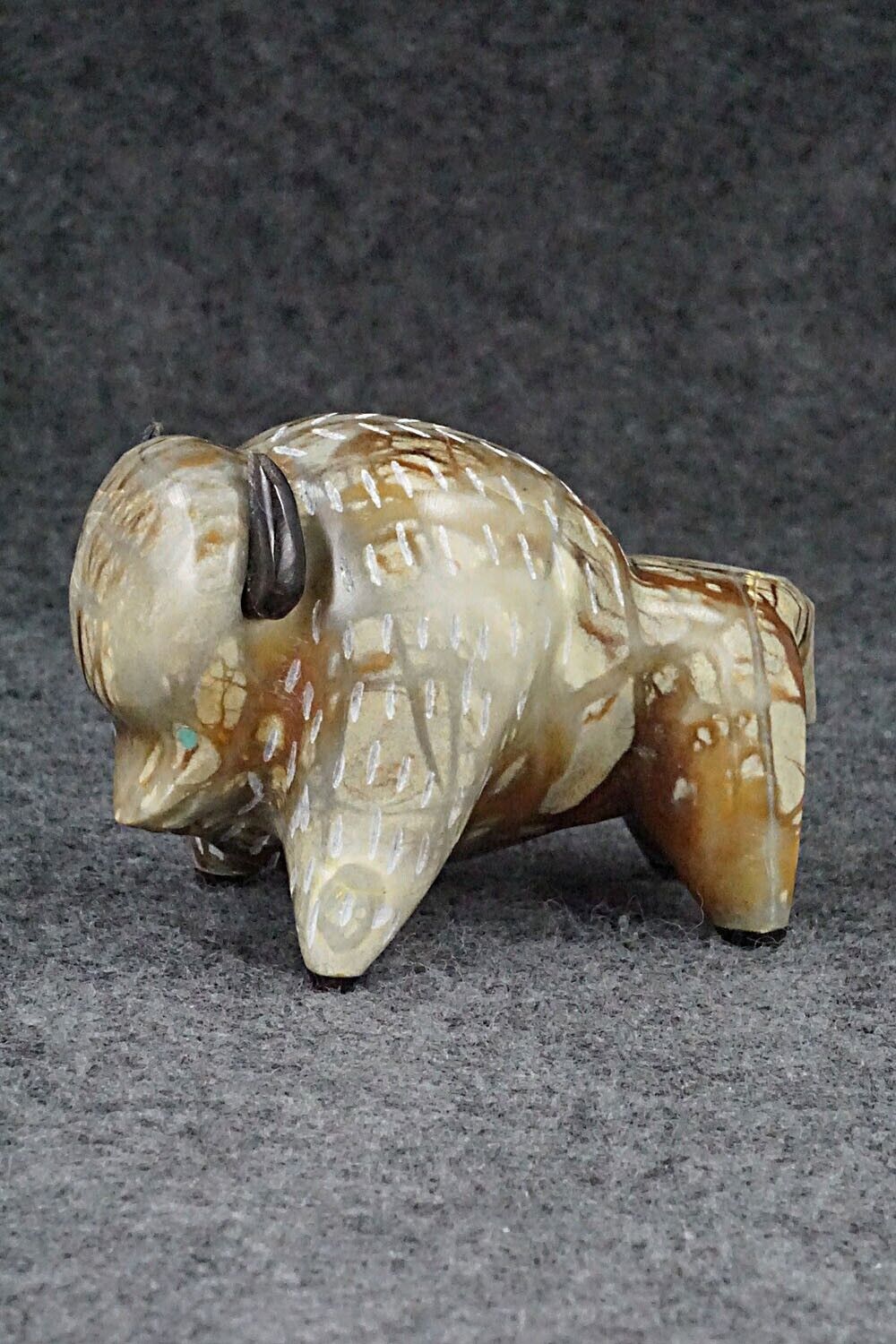 Buffalo Zuni Fetish Carving - Enrike Leekya