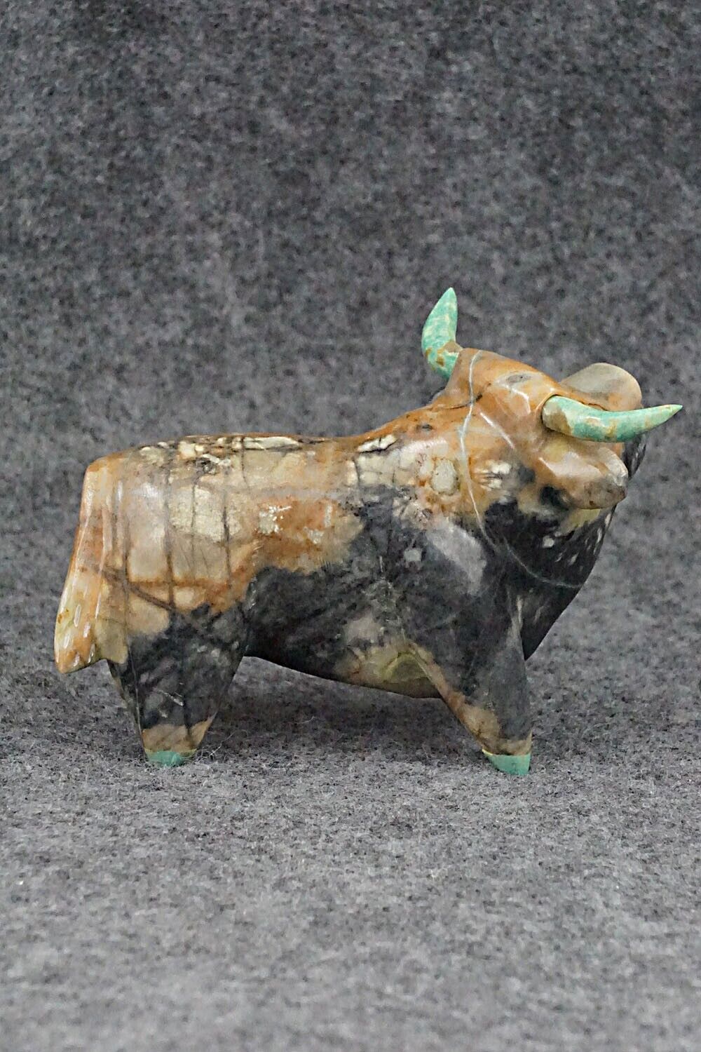 Bull Zuni Fetish Carving - Enrike Leekya